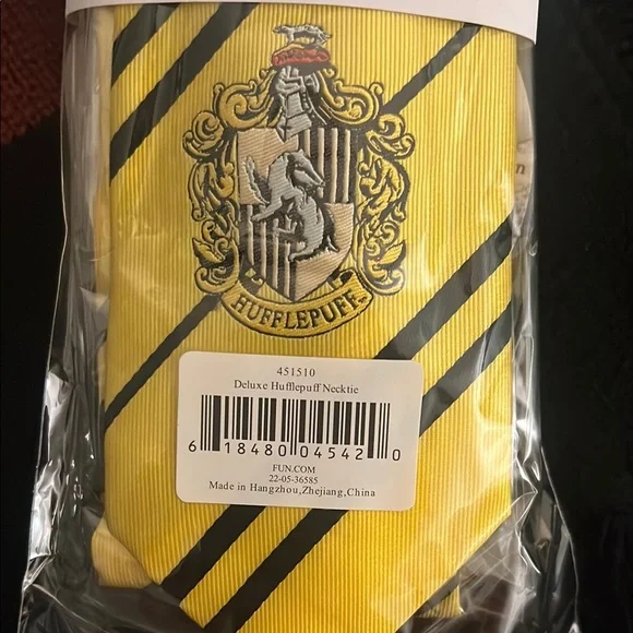 Epic Universe Hogwarts Crest Set - Denim Backpack Scarves and Ties - Picture 3 of 7